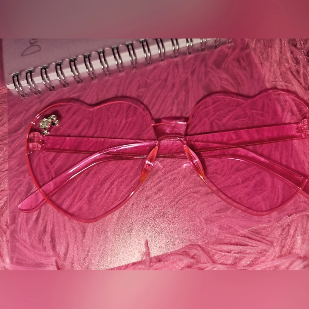 handcrafted pink heart-shaped sunglasses upcycled - Picture 3 of 4